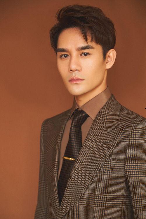 芭莎娱乐 王凯 视频,魅力四溢，演绎时尚风采